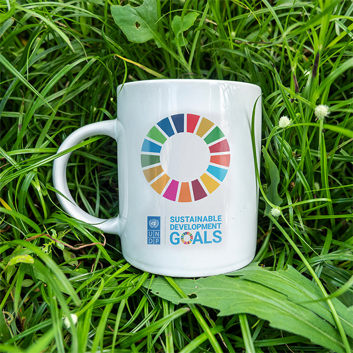 SDGs-mug-cup-sustainable-development-goals-UNDP_close_grass